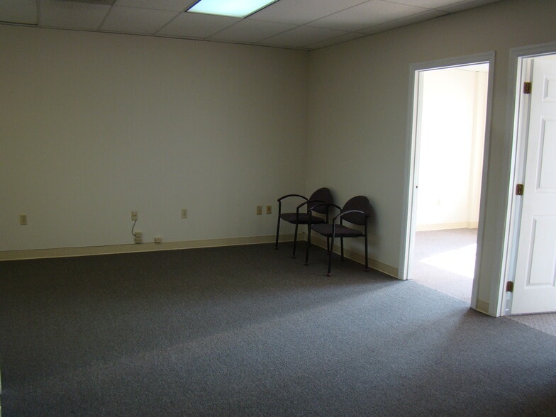More Photos Of 619 W Main St, Carnegie Flex For Lease