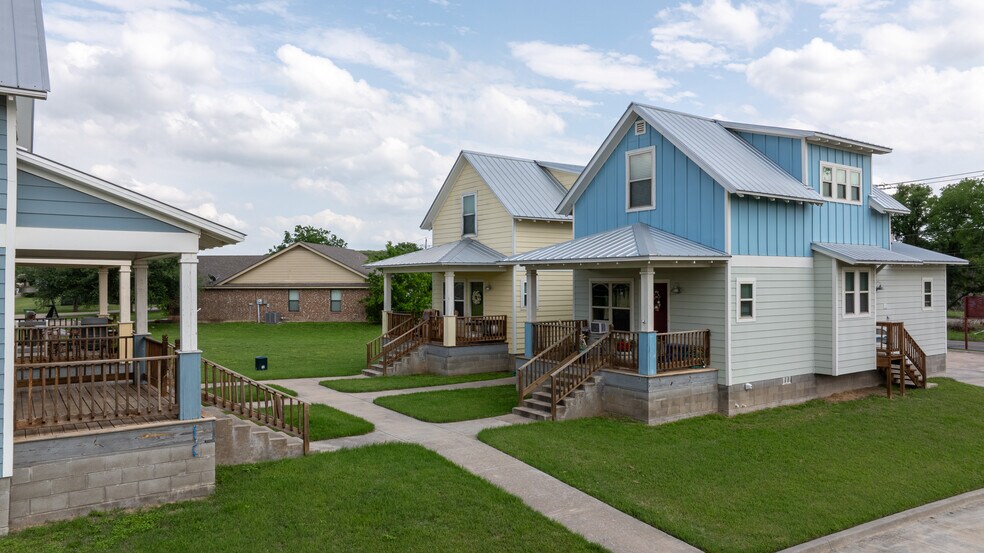 More Photos Of 1804 SW Barnard St, Glen Rose Apartments For Sale