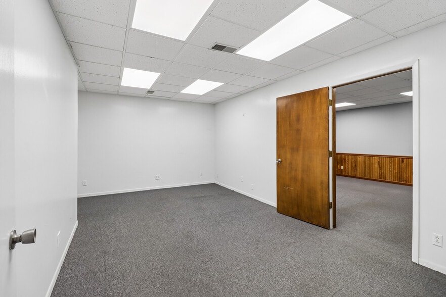 More Photos Of 2721 SW 30th St, Des Moines Office For Sale
