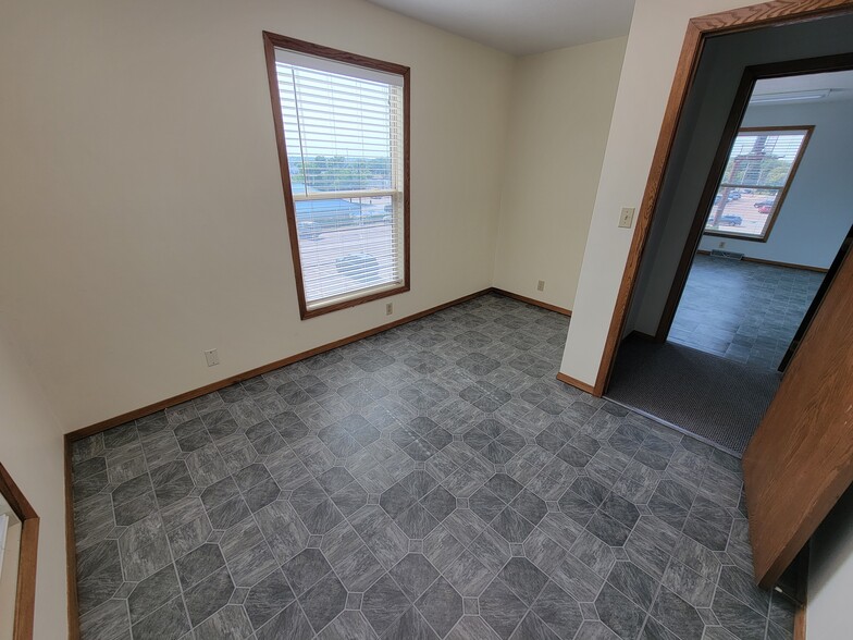 More Photos Of 405 W 34th St, Sioux Falls Office For Lease