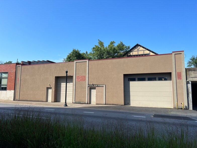 More Photos Of 262-264 E Vine St, Lexington Light Distribution For Lease