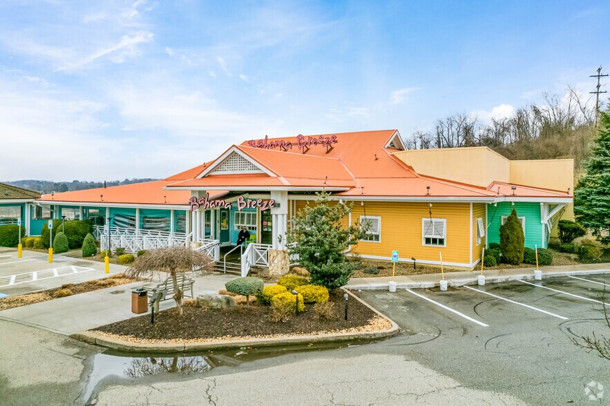 Primary Photo Of 6100 Robinson Center Dr, Pittsburgh Restaurant For Lease