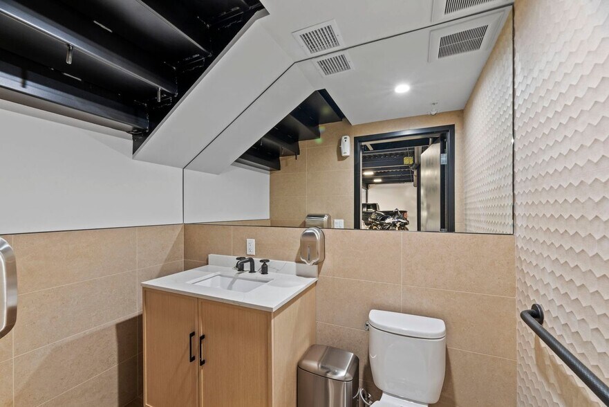 More Photos Of 11822 Vose St, North Hollywood Warehouse For Lease