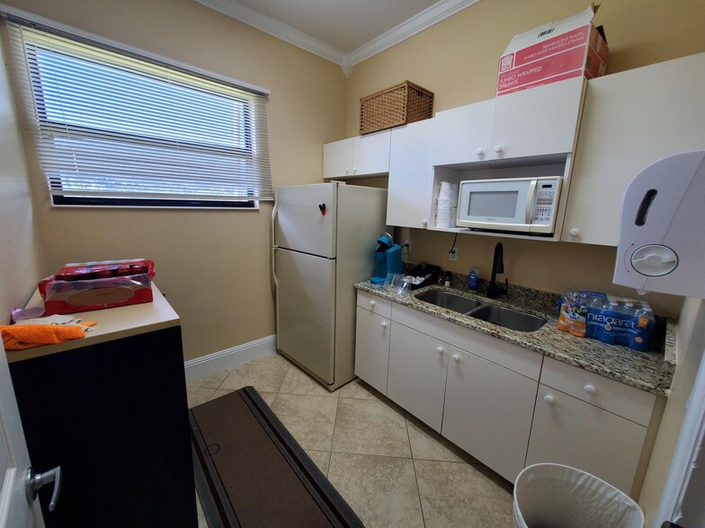 More Photos Of 2429 Manatee Ave E, Bradenton Medical For Lease