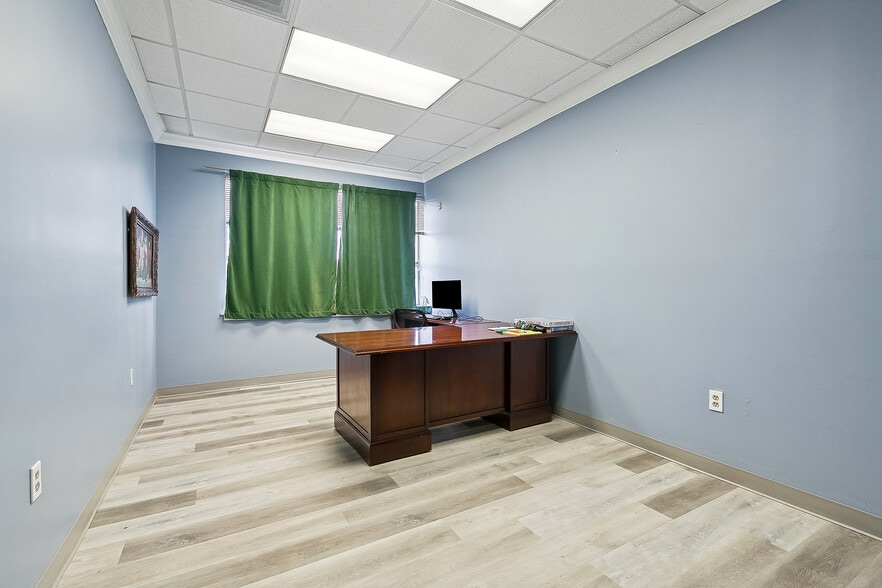 More Photos Of 2309 N Hullen St, Metairie Serviced Offices For Sale