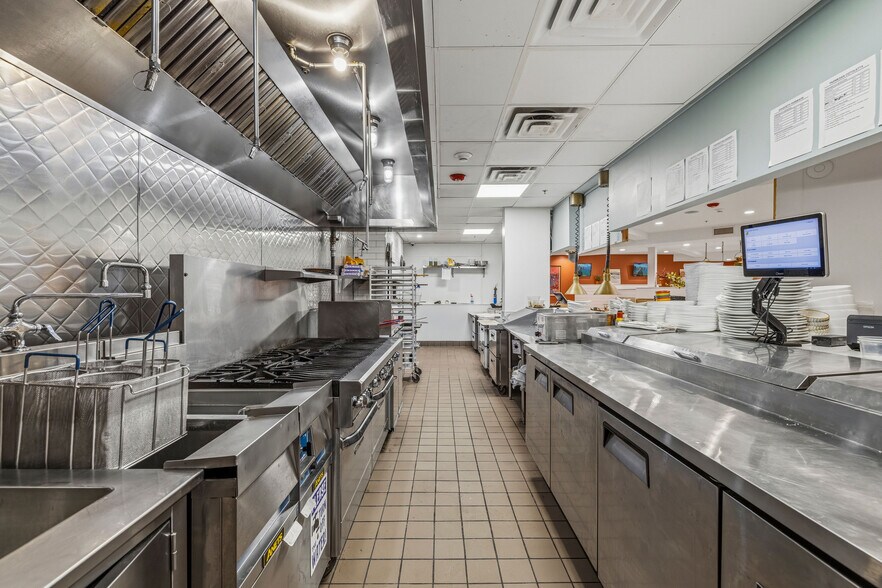 More Photos Of 402 Center St, Lewiston Restaurant For Lease