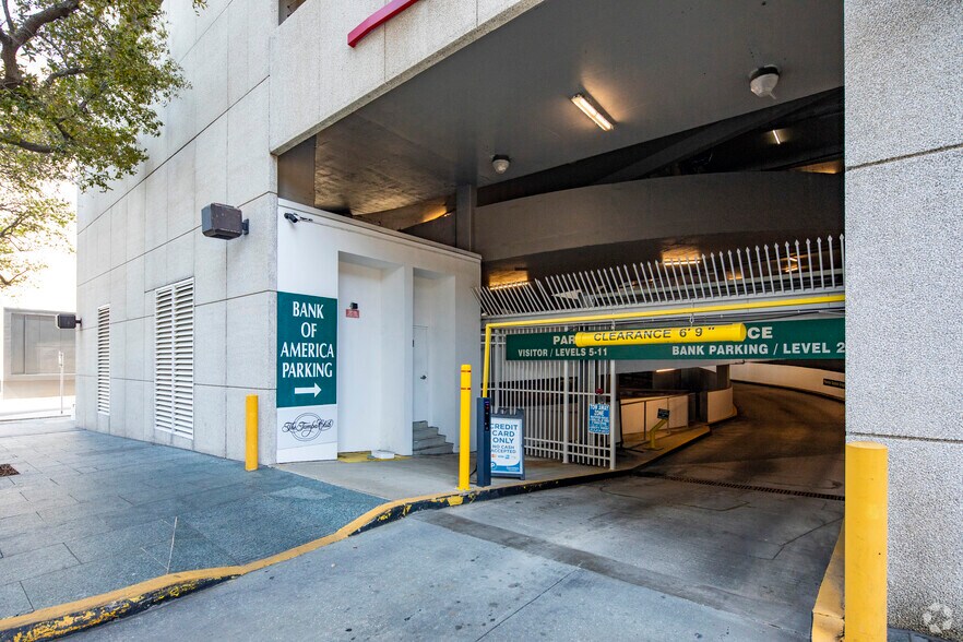 More Photos Of 203 N Ashley Dr, Tampa Parking Lot For Lease