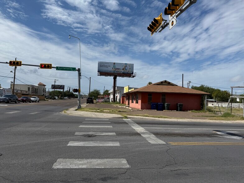 More Photos Of 1117-1119 Bustamante St, Laredo General Retail For Sale