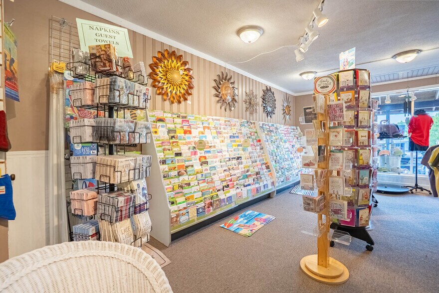 More Photos Of 8 Sunset Hills Ct, Sunrise Beach Storefront For Sale