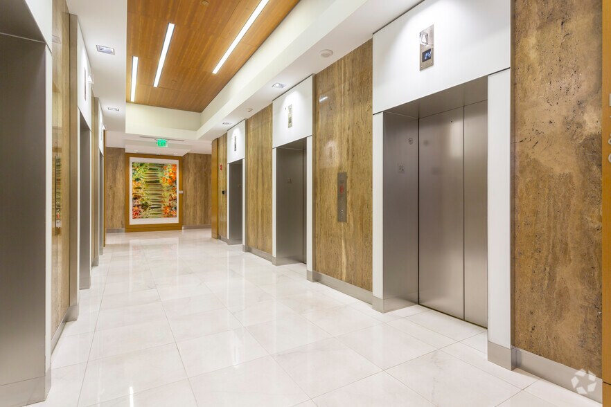 More Photos Of 1 SE 3rd Ave, Miami Office For Lease