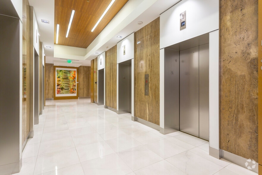 More Photos Of 1 SE 3rd Ave, Miami Office For Lease