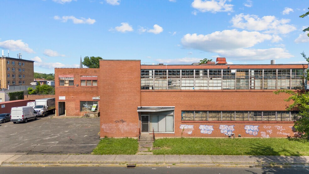 More Photos Of 19-29 Lafayette St, Hartford Distribution For Sale