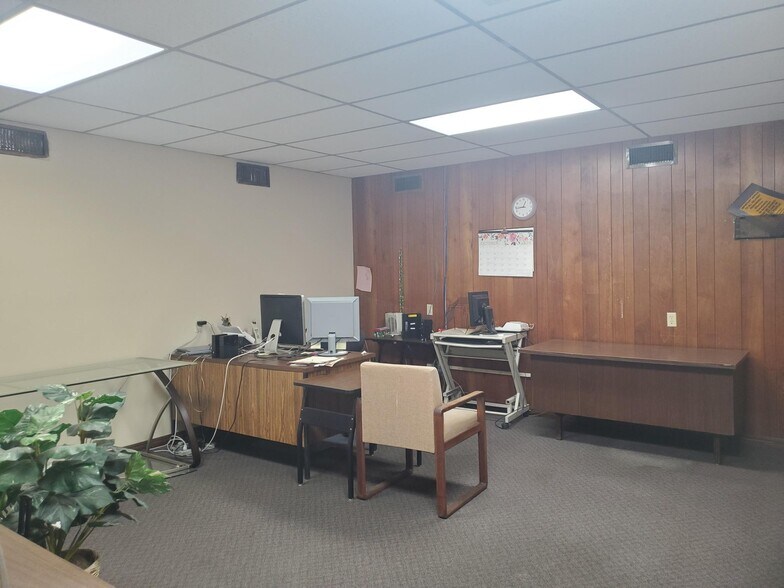 More Photos Of 124 E Jackson St, Hugo Office For Sale