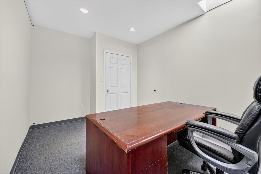 More Photos Of 606 Raleigh Pl SE, Washington Flex For Sale