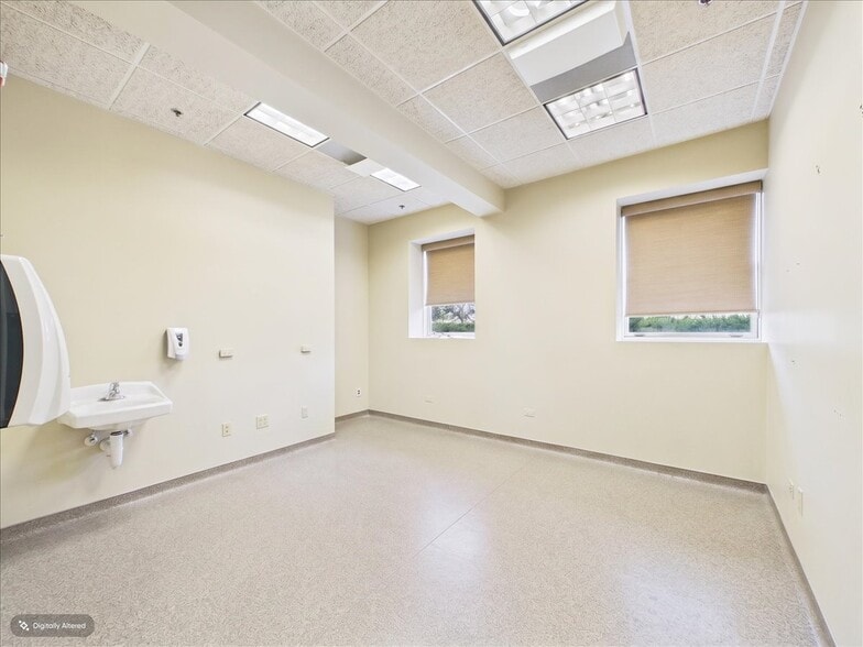 More Photos Of 420 W Northwest Hwy, Barrington Unknown For Lease