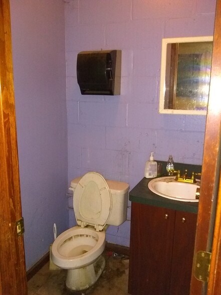 More Photos Of 29A Midland Ave, Hicksville Industrial For Lease