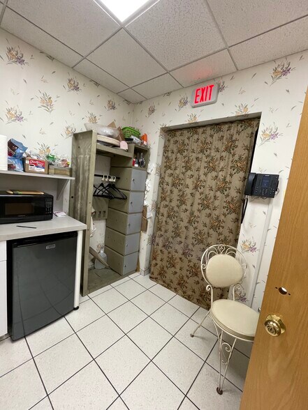 More Photos Of 59 Sunrise hwy, East Islip Freestanding For Lease