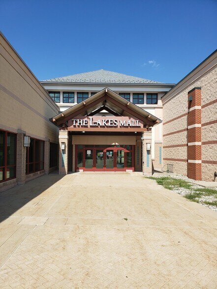 More Photos Of 5505-5688 S Harvey St, Muskegon Department Store For Lease