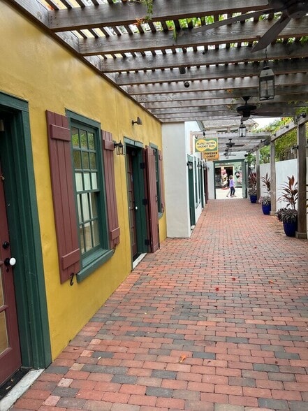 More Photos Of 18 Saint George St, Saint Augustine Storefront For Lease