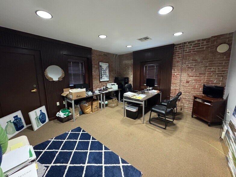 More Photos Of 900 Westport Rd, Kansas City Storefront Retail Office For Lease