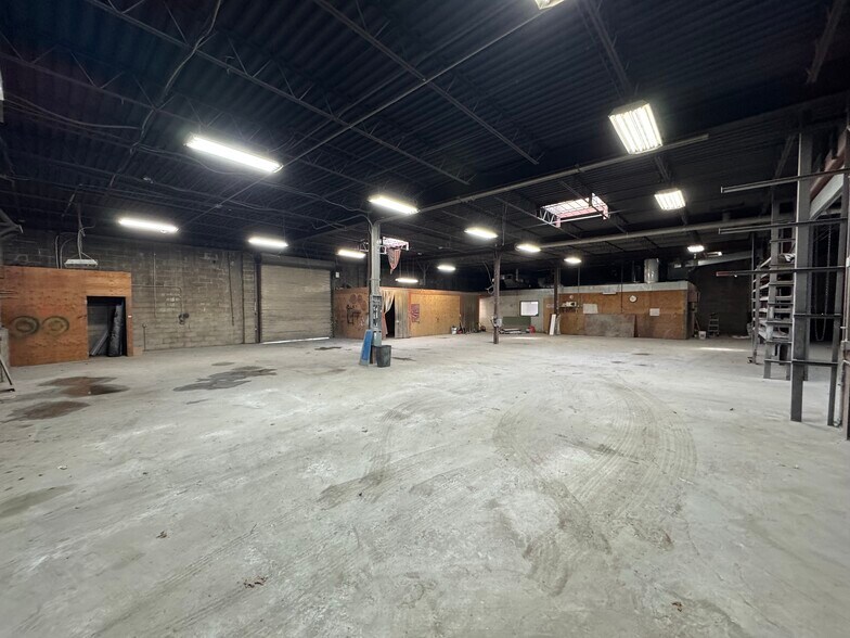 More Photos Of 245 Middle Island Rd, Medford Warehouse For Lease