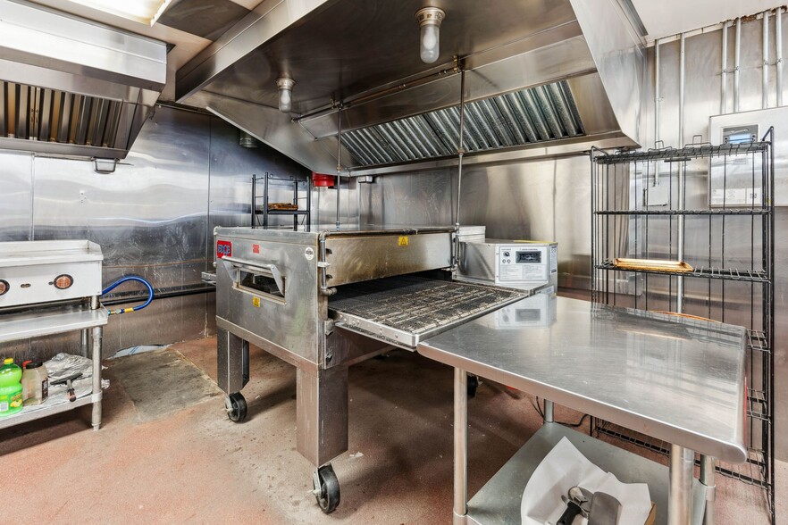 More Photos Of 117 Clinton St, Shrewsbury Freestanding For Sale