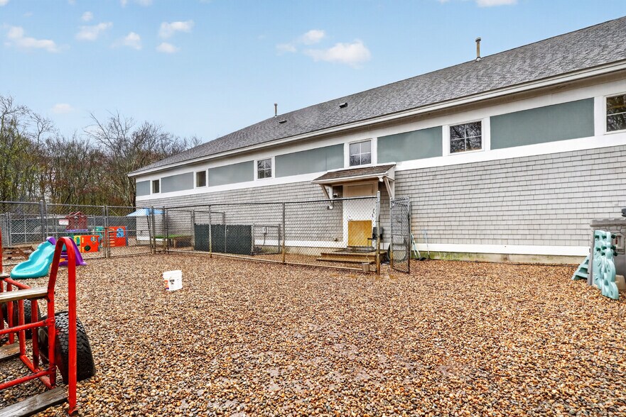 More Photos Of 140 Summer St, Holliston Veterinarian Kennel For Sale