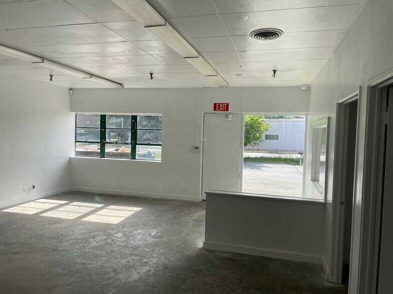 More Photos Of 3455 Empire Blvd SW, Atlanta Warehouse For Sale