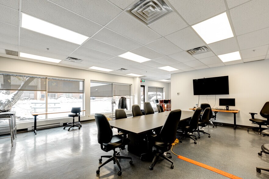 More Photos Of 2089-2111 Rue de la Province, Longueuil Warehouse For Sale