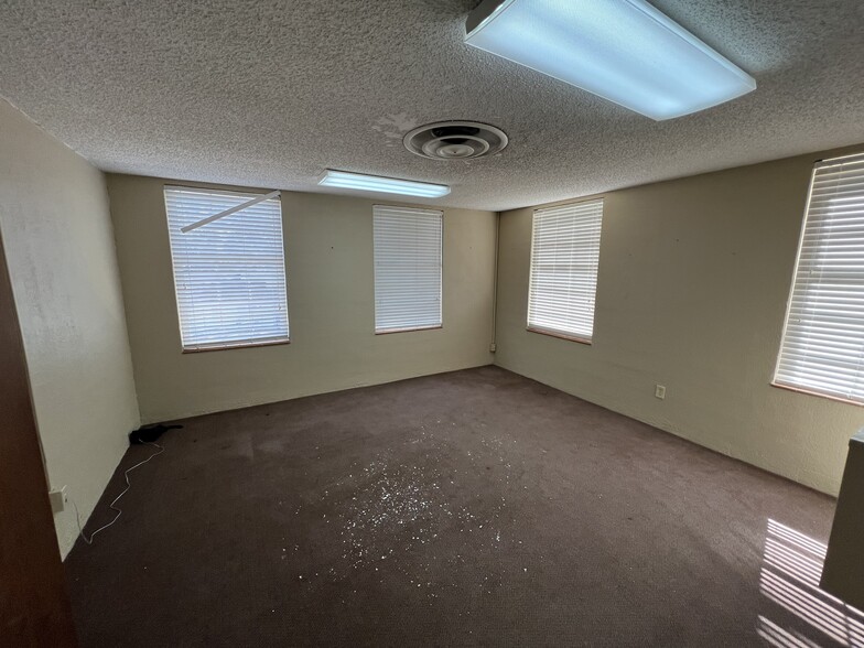 More Photos Of 204 N Alamo Blvd, Marshall Flex For Sale