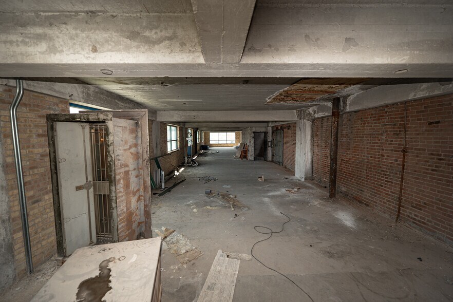 More Photos Of 100 Main St, Dubuque Flex For Sale