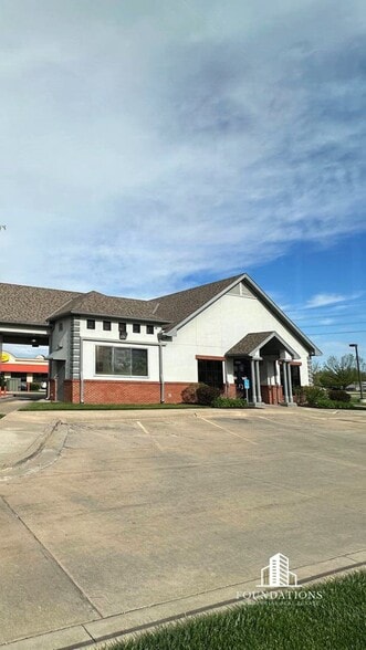More Photos Of 2221 W 31st St, Lawrence Bank For Lease