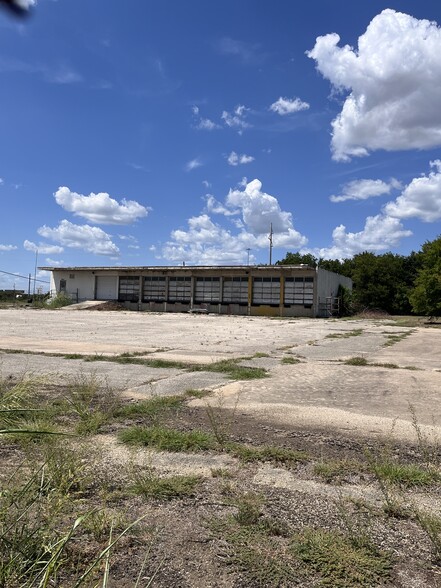 Primary Photo Of 1306 I-35 Interstate Frontage 76240, Gainesville Light Distribution For Sale