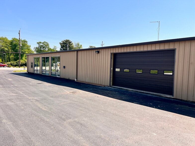 More Photos Of 885 Ohio Pike, Cincinnati Showroom For Lease