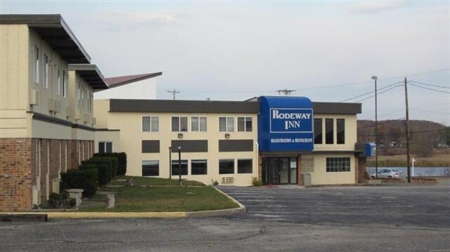 More Photos Of 200 Arthur St, Manistee Hotel For Lease