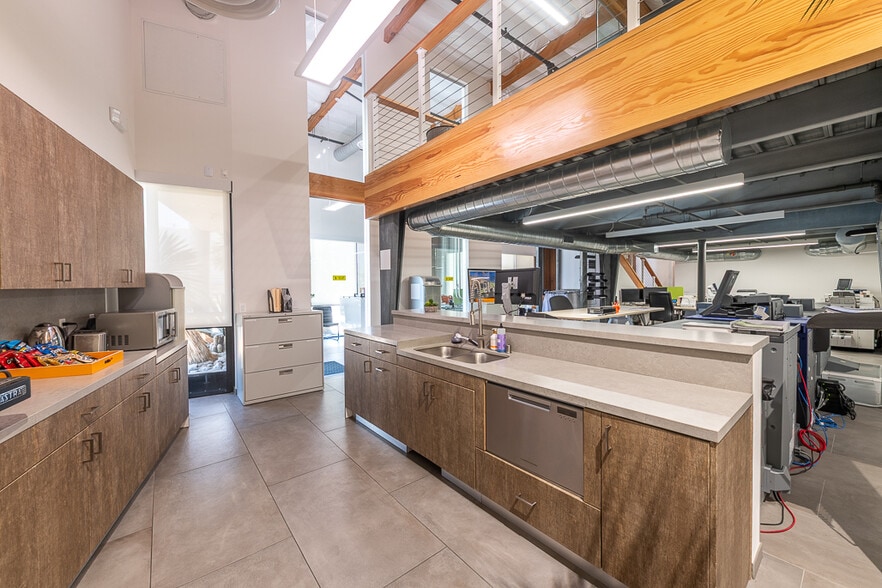 More Photos Of 12610 Saticoy St S, North Hollywood Warehouse For Sale