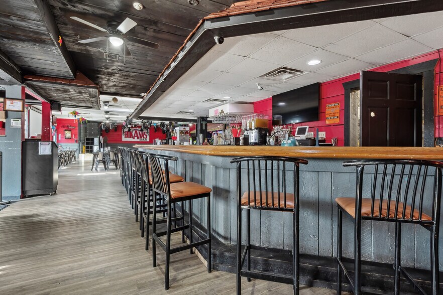 More Photos Of 900 Oak St, Pittston Showroom For Sale