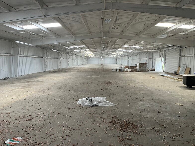 More Photos Of 404 S Shelfer St, Quincy Warehouse For Lease