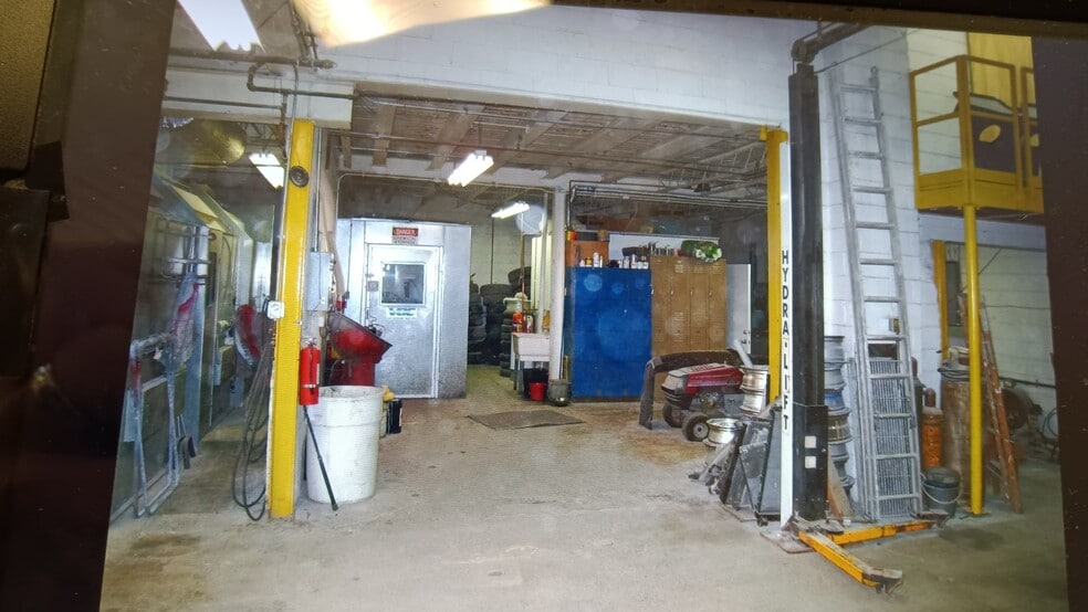 More Photos Of 11445 Van Dyke Ave, Detroit Auto Repair For Sale