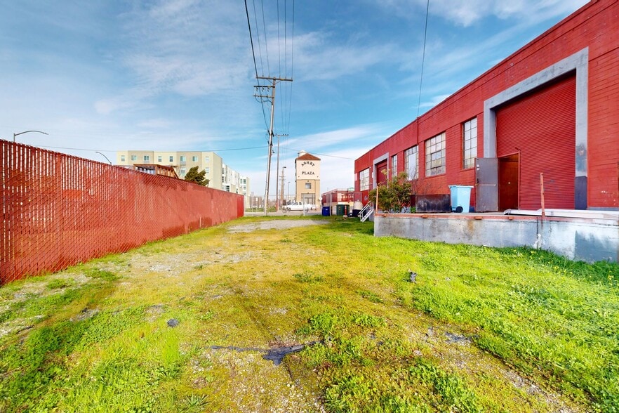 More Photos Of 1035 Murray St, Berkeley Showroom For Lease