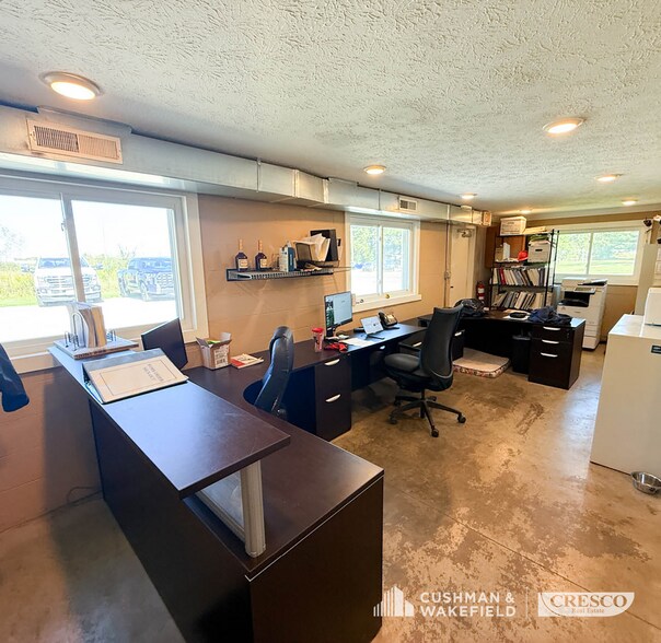 More Photos Of 4171 OH-14, Ravenna Showroom For Sale