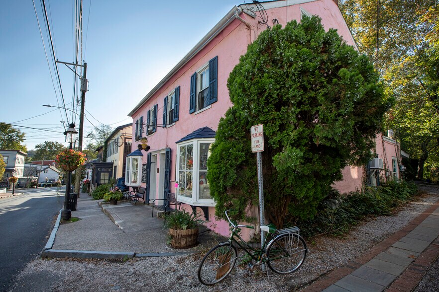 More Photos Of 11 W Mechanic St, New Hope Storefront Retail Residential For Lease