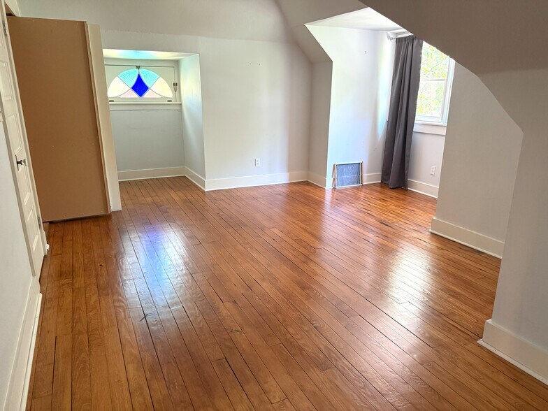 More Photos Of 1327 Spring Hill Ave, Mobile Office For Sale