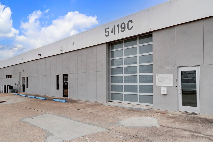 More Photos Of 5419 Clarewood Dr, Houston Manufacturing For Lease