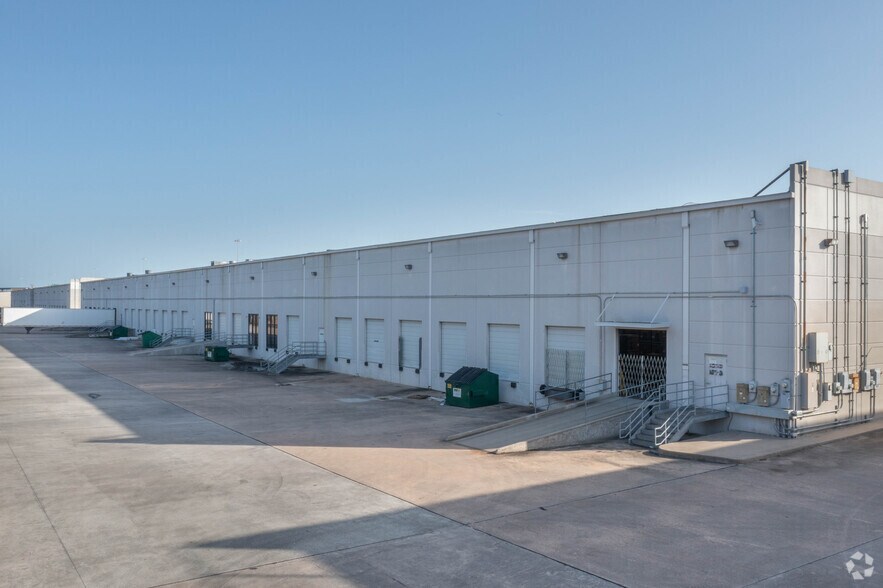 More Photos Of 11727 S Sam Houston Pky W, Houston Light Distribution For Lease