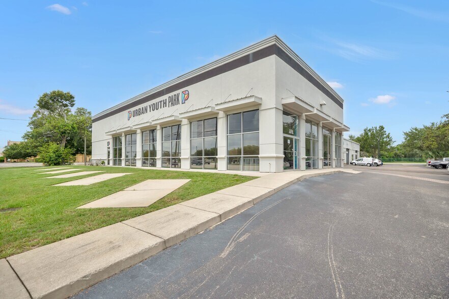 Primary Photo Of 2350 Us-17-92, Longwood Showroom For Sale