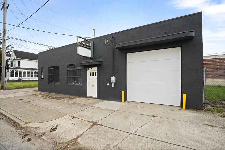More Photos Of 19 S Highland Ave, Columbus Mixed Retail For Lease