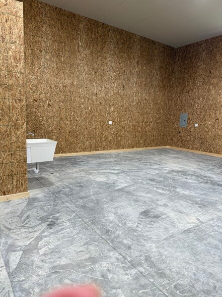 More Photos Of 1405 Enterprise Dr, De Pere Flex For Lease