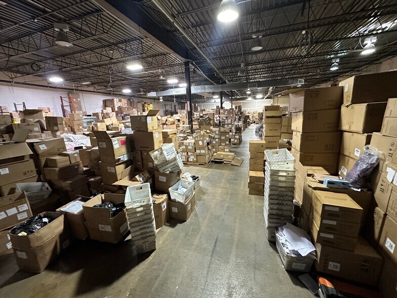 More Photos Of 60 E Jefryn Blvd, Deer Park Warehouse For Lease