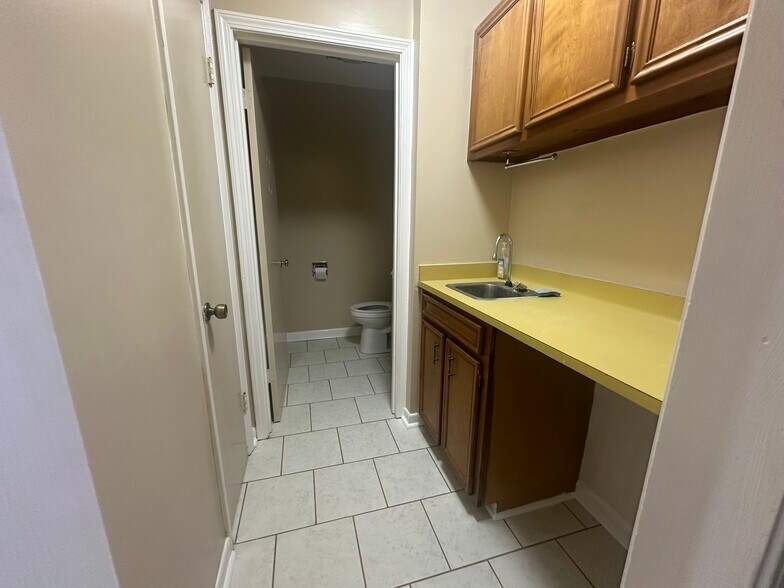 More Photos Of 8676 Goodwood Blvd, Baton Rouge Office For Lease